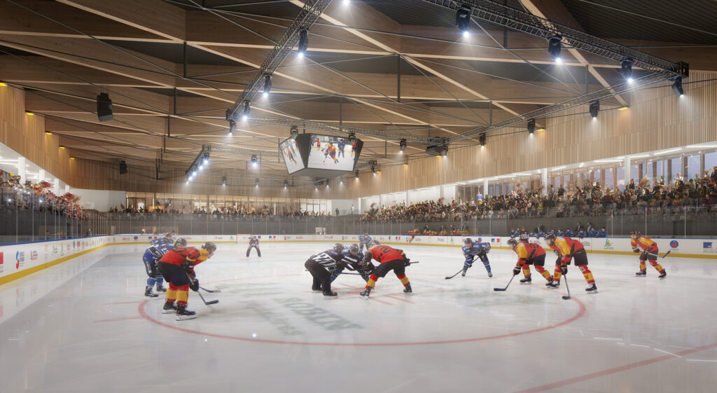 Vue intérieure de la patinoire de Limoges, projet lauréat conçu par Chabanne Archi Ingé, montrant un match de hockey sur l'aire de glace principale et ses 1 120 spectateurs en gradins, sous une grande et graphique charpente en bois.