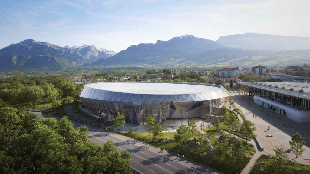 Vue aérienne de la Haute-Savoie Arena, projet lauréat présenté par Chabanne Archi Ingé, montrant l'insertion de l'équipement sportif et culturel dans le paysage alpin, avec ses facettes d'ETFE, son mur d'escalade derrière sa grande façade rideau et son lien avec le parvis de Rochexpo.