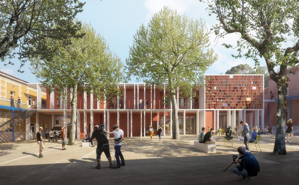 Perspective 3D de concours pour la réhabilitation et l’extension du site historique du SATIS, projet lauréat conçu par Land Archi, illustrant la cour centrale aux platanes existants devant les bâtiments anciens et neufs articulés via une colonnade en béton clair et des claustras en brique.
