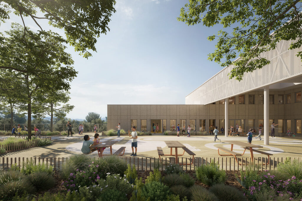 Perspective de concours pour le projet du Groupe scolaire Saint-André la Castellane à Marseille conçu par NTSA Architectes, montrant l'aménagement et les plantations de la cour d'école élémentaire devant les bâtiments aux parements béton et surmontés d'un auvent en résille de métal déployé.